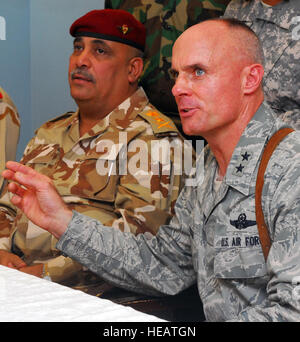 Lt. Gen. Rashid Muhammad Flayah Al-Halifi, Samarra Operations Center il comandante e il Mag. Gen. Craig Franklin, 332Air Expeditionary Wing Commander, rispondere alle domande nel corso di una conferenza stampa dopo la cerimonia di apertura per l'esercito iracheno è di nuovo composto, Agosto 16, 2010, Base comune Balad, Iraq. L'apertura della struttura è un passo nella responsabile drawdown di U.S. Le forze in Iraq. Tutta la base sarà girato per il governo dell'Iraq entro la fine del 2011. Generale Franklin è un nativo di Chicago, Generale Rashid è un nativo di Baghdad, Iraq. Foto Stock