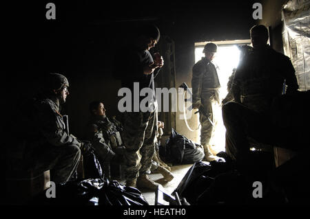 Stati Uniti I soldati dell esercito da Bravo Company, 1° Divisione di cavalleria, dodicesimo Reggimento di Fanteria, riposo prima di una missione presso la polizia irachena dalla stazione di Buhriz, Iraq, nel febbraio 15, 2007. Il personale Sgt. Stacy L. Pearsall) (rilasciato) Foto Stock