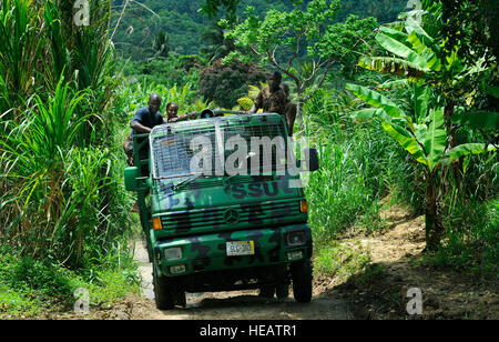 I membri della Royal Saint Lucia forza di polizia speciale dell'unità di servizio fanno la loro strada attraverso il terreno nella giungla in cerca di un luogo di pratica swiftwater procedure di salvataggio durante il funzionamento dei partner del sud, la TOC, Santa Lucia, 5 giugno. Operazione partner del sud è un impegno a lungo termine tra Stati Uniti e paesi partner per condividere esperienze, informazioni, competenze vitali, le tattiche e le tecniche di preparazione per il futuro le sfide regionali che richiedono soluzioni cooperative. /Staff Sgt. Bennie J. Davis III) Foto Stock