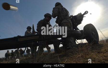 Paracadutisti assegnato alla quarta brigata di fanteria combattere Team (airborne), XXV divisione di fanteria, U.S. Esercito di Alaska, condurre un pesante calo e paracadute assault on Malemute zona di caduta sulla giunzione base Elmendorf-Richardson, Alaska, Venerdì, 20 marzo 2015, durante il funzionamento Spartan Valkyrie. I soldati si terrà la zona di caduta e assalite follow-su obiettivi mentre elementi della brigata il 2° Battaglione, 377 campo paracadute Reggimento di Artiglieria sparò 105 mm obici. Justin Connaher) Foto Stock