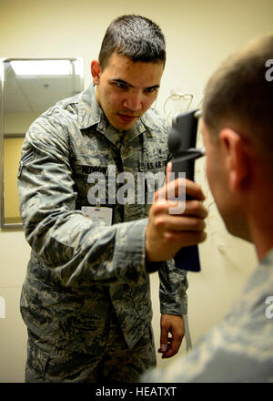 Stati Uniti Air Force Senior Airman Joshua Nedrow, 31 Medicina Aerospaziale Squadron optometria tecnico, misura la pressione intraoculare di un paziente, 7 luglio 2015, presso la base aerea di Aviano, Italia. Oltre a eseguire esami di routine, l'optometria clinica offre occhio di vetro e di lente a contatto prescrizioni. (U.S. Air Force Senior Airman Areca T. WILSON Foto Stock