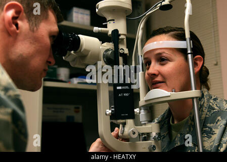 Stati Uniti Air Force Capt. Bryan Crosby, ventesimo Medicina Aerospaziale Squadron all'ottico optometrista, esamina gli occhi del personale Sgt. Elizabeth Tapley, ventesimo Manutenzione componenti squadrone di propulsione aerospaziale artigiano, all'optometria clinic presso Shaw Air Force Base, S.C., 27 aprile 2016. L'optometria clinica su base routine offre esami degli occhi e ai servizi di emergenza di Active duty i membri del servizio. Airman 1. classe destinatario Dougherty) Foto Stock