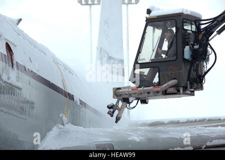 Stati Uniti Air Force Senior Airman Riley Neads opera un cannone aria da un carrello per lo sbrinatore per soffiare la neve fuori dell'ala di un OC-135 Open Skies aerei 3 Febbraio presso Offutt Air Force Base Neb. Manutenzione aggiuntiva tempo è tipicamente necessario durante le operazioni invernali per riscaldare l'aeromobile e per rimuovere neve e ghiaccio. Neads è un capo equipaggio assegnato all'ottantatreesimo Manutenzione aeromobili unità, 55 Manutenzione aeromobili squadrone. Delanie Stafford Foto Stock