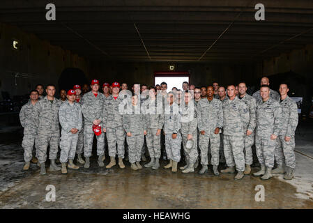 Stati Uniti Air Force Gen. Lori Robinson, Pacific Air Forces commander, e Chief Master Sgt. Harold Hutchison, PACAF command chief, stand con gli avieri assegnato al trentaseiesimo di emergenza Gruppo di risposta, 10 luglio 2015, presso Andersen Air Force Base, Guam. Durante la loro visita alla base, Robinson e Hutchinson si è incontrato con gli avieri e famiglie per ricevere un aspetto di prima mano come gli avieri stazionati in Guam contribuiscono alla sicurezza regionale. Senior Airman Alexander W. Riedel Foto Stock