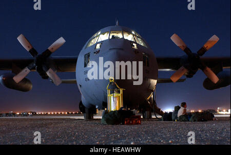 L Operazione Enduring Freedom -- un C-130 Hercules, assegnato all'aria 320Expeditionary Wing in avanti la posizione dispiegata, attende la sua prossima missione sul flightline. Il velivolo è stato utilizzato per eseguire un'attrezzatura pesante airdrop in south central Afghanistan sostenendo l Operazione Enduring Freedom. Il personale Sgt. Cherie Thurlby) Foto Stock