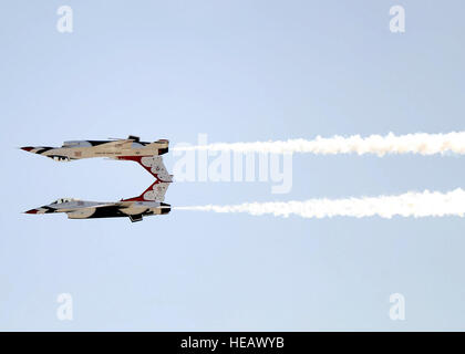 Una coppia di F-16 Fighting Falcons esegue manovre come parte dei Thunderbirds mostra durante il mese di marzo Airfest Campo in California, Aprile 16, 2016. Il Airfest funzioni militari e civili di antenna e dimostrazioni di massa durante una due giorni di spettacolo aereo. Tech Sgt. Stephen D. Schester) Foto Stock