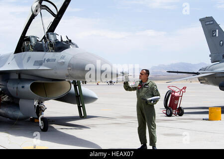 Alla Nellis Air Force Base, NEV.-- Un Pakistan Air Force capo equipaggio esegue un post di ispezione di volo su di un F-16 Falcon dopo lo sbarco qui il 16 luglio. Gli Stati Uniti La forza aerea è che ospita circa 100 Pakistan Air Force dei piloti e del personale di supporto al mondo del premiere forza elevata occupazione e integrazione esercizio luglio 17-31 presso la Base Aerea Militare di Nellis Nev. Questo è il primo PAFÕs tempo partecipando alla bandiera rossa esercizio.(US Air Force Lawrence Crespo) Foto Stock