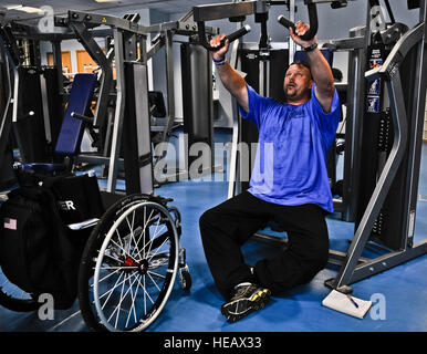 I paralanici statunitensi si allenano alla RAF Lakenheath, in Inghilterra, inclusa la preparazione di shot put, come parte dei preparativi finali per i Giochi Paralimpici del 2012 a Londra, mostrando abilità e prontezza per le competizioni internazionali. Foto Stock