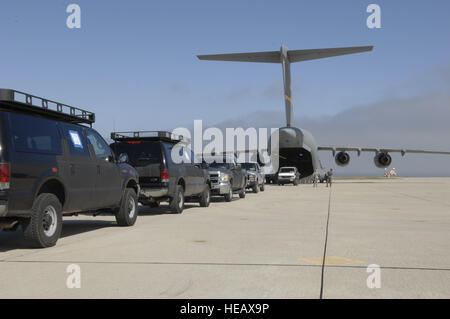 Veicoli appartenenti a l'ufficio di Washington del Federal Bureau of Investigation vengono caricati su un U.S. Air Force C-17 Globemaster III aeromobili a navi ausiliarie campo di atterraggio San Clemente, California, 17 aprile nel supporto del gancio Patriot 2011. Patriot gancio è un annuale Air Force Reserve Tanker Airlift elemento di comando esercizio di simulazione di una forza comune risposta alle catastrofi naturali in avanti di una posizione dispiegata. L'esercizio distribuisce tre unità TALCE e riunisce le unità della Air Force, riserva marina, Department of Homeland Security e di altre agenzie federali per la pratica del carico e di pianificazione Foto Stock