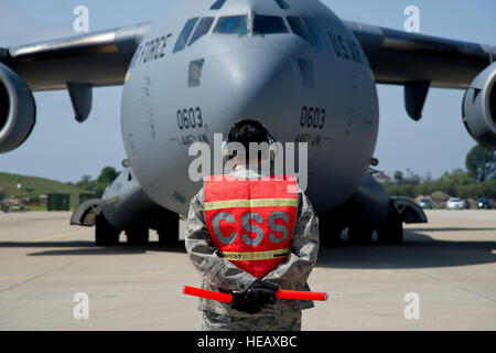 Stati Uniti Air Force Tech. Sgt. William Underwood, 452nd Manutenzione aeromobili squadrone, marzo ARB, California, marshalls un C-17 Globemaster III aerei durante il Patriot gancio, Los Alamitos Army Airfield, California, 16 marzo 2013. Patriot gancio è una Forza Aerea comando Reserve sponsorizzato DoD comune e agenzia federale di esercizio che si concentra su come ottimizzare l'utilizzo operativo di tutti i partecipanti a ottenere la piena integrazione di mobilità in aria gli obiettivi del corso di formazione. Il personale Sgt. Heather Cozad Foto Stock