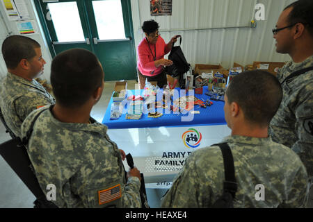 La sig.ra Travantha Miller, riserva di esercito di famiglia coordinatore dei programmi per gli Stati Uniti Dell'esercito formazione 84a comando, colloqui a soldati durante un esercito di riserva di programmi familiari evento del 4 maggio 2014, a Fort McCoy, Wis. a sostegno dell'esercizio Patriot guerriero. Esercito degli Stati Uniti di componenti di riserva di tutti i rami di partecipare in esercizi combinati Patriot Warrior, Global Medic, Diamond Saber e CSTX in preparazione per le implementazioni in programma in ambienti comuni. Master Sgt. Donald R. Allen Foto Stock