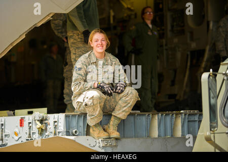 Stati Uniti Air Force Senior Airman Courtney Miller, trentaduesima porta antenna squadrone di Pittsburgh, pause mentre assistono in contenitori di carico su un U.S. Air Force C-17 Globemaster III dall'ottantanovesimo Airlift Wing, Wright-Patterson Air Force Base in Ohio, 6 maggio 2014, a Fort McCoy, Wis., a sostegno di esercizio guerriero Patriot 2014. Esercito degli Stati Uniti di componenti di riserva di tutti i rami di partecipare in esercizi combinati Patriot Warrior, Global Medic, Diamond Saber e CSTX in preparazione per le implementazioni in programma in ambienti comuni. Master Sgt. Donald R. Allen Foto Stock