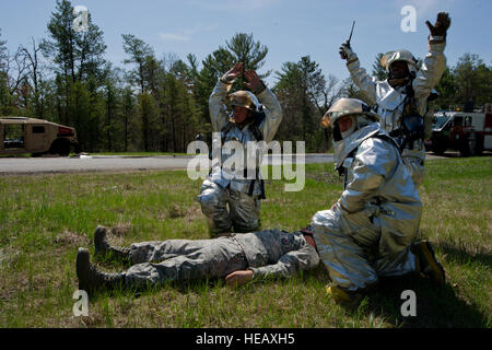 Stati Uniti Air Force vigili del fuoco rispondono a un veicolo simulato-borne esplosivi improvvisati di attacco del dispositivo 10 maggio 2014, a Fort McCoy, Wis., a sostegno di esercizio guerriero Patriot 2014. Esercito degli Stati Uniti di componenti di riserva di tutti i rami di partecipare in esercizi combinati Patriot Warrior, Global Medic, Diamond Saber e CSTX in preparazione per le implementazioni in programma in ambienti comuni. Master Sgt. Donald R. Allen Foto Stock