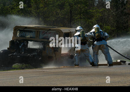 Stati Uniti Air Force vigili del fuoco rispondono a un veicolo simulato-borne esplosivi improvvisati di attacco del dispositivo 10 maggio 2014, a Fort McCoy, Wis., a sostegno di esercizio guerriero Patriot 2014. Esercito degli Stati Uniti di componenti di riserva di tutti i rami di partecipare in esercizi combinati Patriot Warrior, Global Medic, Diamond Saber e CSTX in preparazione per le implementazioni in programma in ambienti comuni. Master Sgt. Donald R. Allen Foto Stock