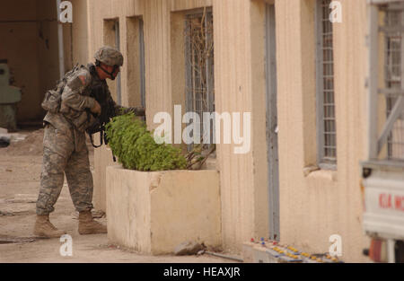 Sgt. Terrell Gonzalez, Bravo Company, 2° Battaglione, 7° reggimento di cavalleria, quarta brigata Team di combattimento, 1° Divisione di cavalleria, da Fort Bliss, Texas, controlla una chiusura serbatoio propano centro di distribuzione a Mosul, 4 maggio. Foto Stock