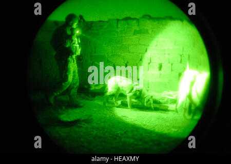 Stati Uniti Air Force Staff Sgt Francesco, di stanza a Offutt Air Force Base, Neb. e suoi militari cane da lavoro, "Z", attraverso la ricerca di abbandonati in Bacharia, Iraq, dic. 17. In uno sforzo congiunto, l'intero quarto squadrone, quinto reggimento di cavalleria, 2° Brigata, 1a divisione di fanteria, cerca la comunità di Bacharia. Foto Stock