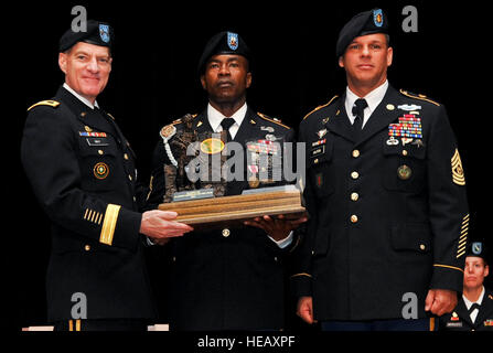 Sgt. 1. Classe Delroy Barnet (centro), un avanzato sistema di formazione individuali sergente di plotone dalla trentaduesima brigata medica a Fort Sam Houston, Texas, riceve il 2012 AIT sergente di plotone del premio di anno da magg. Gen. Bradley può (sinistra), iniziale formazione militare Centro di Eccellenza vice comandante generale e Sgt. Il Mag. John R. Calpena, IMT CoE il comando sergente maggiore, durante una cerimonia a Fort Eustis, Virginia, Sett. 28, 2012. Barnet è stata selezionata tra nove plotone sergenti che hanno gareggiato per il titolo in un giro della concorrenza, progettato per testare le loro caratteristiche fisiche e prontezza mentale. Foto Stock