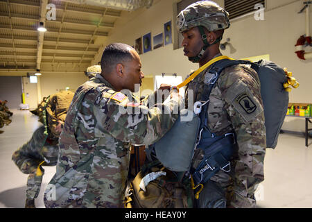 Stati Uniti Army Sgt. 1. Classe Niki Shumpert, paracadutisti assegnato all'173rd Airborne Brigata Battaglione di supporto, conduce jumpmaster ispezione personale di staff Sgt. Alexis Forchiney's attrezzature, Un jumpmaster assegnato alla 54th Engineer battaglione, 173rd Brigata Aerea , prima di una operazione di volo presso la base aerea di Aviano, Italia ott. 19, 2016 come parte di unità Peacemaster formazione. Unità Peacemaster è multinazionale comune disponibilità esercizio compresa la partecipazione di sette nazioni condurre missioni in tre paesi, in grado di offrire oltre 2000 soldati e 20 gocce pesanti. Il 173rd Airborne Foto Stock