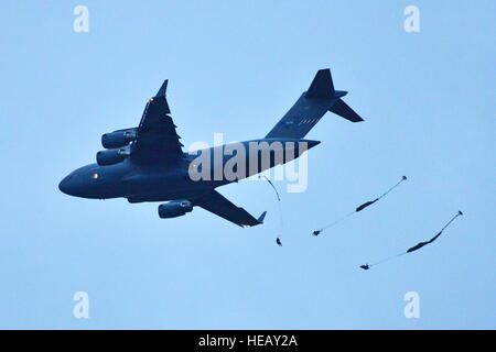 Paracadutisti dall'esercito ungherese di seconda delle Forze Speciali reggimento, polacco 6 Brigata Aerea della Romania 6 Operazioni Speciali brigata, e gli Stati Uniti Dell'esercito 173rd Brigata Aerea, uscita a C17 Globemaster III aeromobile su Giulietta Drop Zone di Pordenone, Italia come parte di unità Peacemaster, Ottobre 19, 2016. La combinazione di esercizio mostra la multinazionale la capacità di costruzione della comunità in volo e il airborne nazioni alleate collettivamente. Il 173rd Brigata aerea è l'U.S. Esercito di risposta di emergenza forza in Europa, in grado di proiettare le forze di pronto ovunque negli Stati Uniti Europeo, Afr Foto Stock