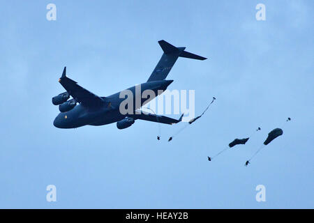 Paracadutisti dall'esercito ungherese di seconda delle Forze Speciali reggimento, polacco 6 Brigata Aerea della Romania 6 Operazioni Speciali brigata, e gli Stati Uniti Dell'esercito 173rd Brigata Aerea, uscita a C17 Globemaster III aeromobile su Giulietta Drop Zone di Pordenone, Italia come parte di unità Peacemaster, Ottobre 19, 2016. La combinazione di esercizio mostra la multinazionale la capacità di costruzione della comunità in volo e il airborne nazioni alleate. Il 173rd Brigata aerea è l'U.S. Esercito di risposta di emergenza forza in Europa, in grado di proiettare le forze di pronto ovunque negli Stati Uniti Unione, Africa o Centra Foto Stock