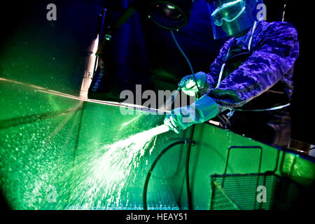 Airman 1. Classe Cory Kalin spruzza un pezzo di metallo durante un controllo con liquidi penetranti di Giugno 18, 2014, su Atlantic City Air National Guard Base, N.J. Penetranti di test è un metodo di rilevamento di cricche superficiali, corrosione, graffi e altri tipi di impurità superficiali che creano le cavità e vuoti sulla superficie di metalli o altri materiali strutturali. Kalin è un controllo non distruttivo specialista con il New Jersey Air National Guard 177th della manutenzione aeromobili squadrone. (U.S. Air National Guard photo/Tech. Sgt. Matt Hecht) Foto Stock