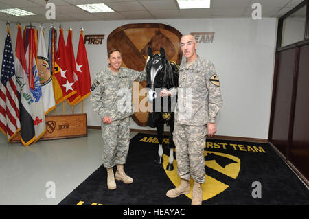 Stati Uniti Esercito gen. David H. Petraeus, commander, U.S. Comando centrale, posa per una foto alla divisione multinazionale - sede di Baghdad con il primo tipo di cavalleria Dision Commander, il Mag. Gen. Daniel Bolger e il 1 ° Cav. mascotte, 25 Luglio presso il Camp vittoria, Iraq. (DoD Foto di SSgt Bradley A. Lail) (rilasciato) Foto Stock