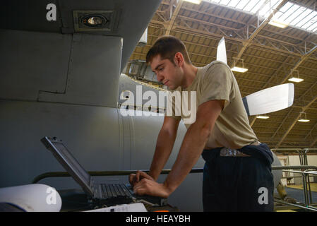 Airman 1. Classe Giacobbe, laici 374 Squadrone di manutenzione dello spazio aereo artigiano di propulsione, guarda per eventuali discrepanze sull'elica all'interno di un database di manutenzione sul computer portatile presso Yokota Air Base, Giappone, Ottobre 8, 2015. Le ispezioni vengono completate molto più rapidamente durante un processo privo di documenti cartacei, consentendo aviatori di utilizzare più computer e compresse mentre simultaneamente in conduzione l'ispezione. Senior Airman David Owsianka Foto Stock