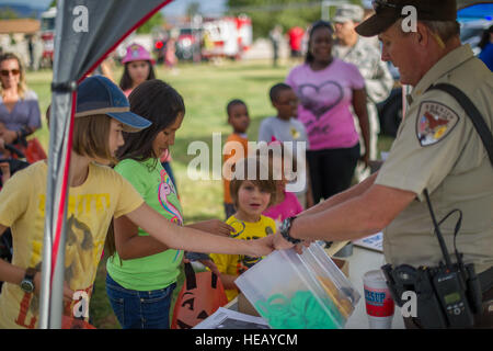 La Otero sceriffo della contea Dipartimento passa fuori volantini informativi e regali ai team Holloman membri durante il National Night Out evento ospitato dal Soaring Heights Ufficio comunitario a Holloman Air Force Base, N.M., 7 ottobre. La serata evento è una comunità basate su evento che aumenta la consapevolezza circa i programmi di sicurezza nelle comunità locali, come ad esempio la prevenzione della droga, Neighborhood Watch e altri anti-crimine sforzi. Questo è il settimo anno Soaring Heights ha ospitato l'evento ed ha riunito 11 applicazione della legge di protezione antincendio e il sostegno comunitario alle agenzie di fornire Holloman residuo Foto Stock