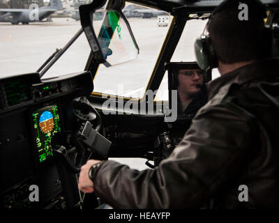 Primo Lt. Robert Stephenson, 37th Airlift Squadron co-pilota, si prepara per una missione di addestramento in una C-130J Super Hercules 22 gennaio 2015, a Ramstein Air Base, Germania. Utilizzando la rampa di carico e la porta, la C-130 è in grado di adattarsi a una grande varietà di carichi di grandi dimensioni, incluso tutto dalla utility di elicotteri e sei ruote di veicoli blindati per standard di carichi pallettizzati e personale militare. Senior Airman Jonathan Stefanko) Foto Stock