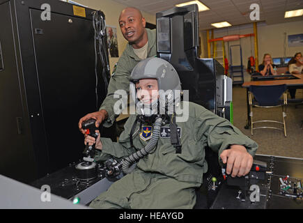 Tech. Sgt. Omar Robinson, 96Medical Group aerospace e fisiologia di funzionamento tecnico, insegna il pilota per un giorno, Loafman cristiana, come per il controllo del simulatore di volo a Eglin Air Force Base Fla., 18 maggio 2016. Durante la visita, cristiana è stata trattata come una vera e propria F-35un fulmine II pilota e dato un volo Gavone dotazioni, tuta di volo e di missione breve prima ha volato una missione usando il simulatore di volo. Senior Airman Andrea Posey) Foto Stock