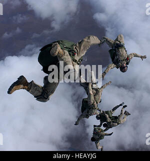 Pararescuemen dalla 38th Rescue Squadron e 58th Rescue Squadron, alla Nellis Air Force Base, Nev., saltare da un HC-130P/N per una alta altitudine bassa apertura di caduta libera da 12,999 piedi a sostegno dell'Operazione Enduring Freedom. PJs utilizzano una varietà di salti a seconda della missione. / USAF fotografia da Staff Sgt. Jeremy T. serratura. Foto Stock