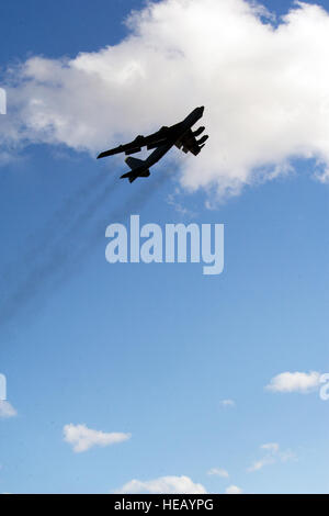 A B-52H Stratofortress vola sopra Minot Air Force Base, N.D., durante una missione di addestramento Aprile 1, 2015. La missione di addestramento, coniato "Growl polare", mira a fornire eccezionali opportunità di formazione durante la fase di testing il bombardiere della forza di comando e dispositivo di controllo di capacità di supportare due sincronizzate le traiettorie di volo. Senior Airman Brittany Y. Bateman) Foto Stock