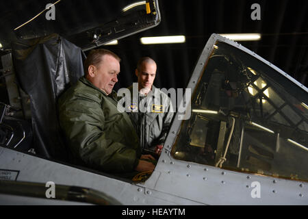 SPANGDAHLEM AIR BASE, Germania ??? Polish Air force Brig. Gen. Wlodzimierz Usarek,(a sinistra) 2° Tactical Air Wing Commander, studi un A-10 Thunderbolt II cockpit con U.S. Air Force Lt. Col. Clinton Eichelberger, 81st Fighter Squadron commander da Annapolis, Md., sul flightline durante una visita a Spangdahlem Air Base nov. 27, 2012. Usarek era accompagnato dal polacco air force Brig. Gen. Tadeusz Mikutel, 1st Tactical Air Wing Commander e Col. Kristian Ziec, XXXII Air Base comandante durante il tour attorno alla base. Airman 1. Classe Gustavo Castillo)(rilasciato) Foto Stock