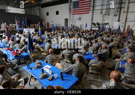 Stati Uniti Air Force i parlamentari partecipano alle cerimonie di chiusura all'interno di un hangar al trasporto del Centro di competenza durante la porta Dawg sfida a Dobbins Air Base di riserva, Ga., 18 giugno 2015. La porta Dawg Challenge è stata creata per migliorare e mantenere il cameratismo, espirt de corp e il prestigio della porta dell'antenna aviatori pur promuovendo la professionalità, leadership, la formazione e la comunicazione tra 'Porta Dawgs.' Tech. Sgt. Stephen D. Schester Foto Stock