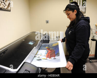 Fatma Yoksuloglu, 39th forza squadrone di supporto agendo il direttore marketing, stampa un poster in tela di Febbraio 29, 2012, a Incirlik Air Base, Turchia. L ufficio marketing crea e stampa poster, opuscoli e altri articoli in vetrina per la comunità Incirlik. Il Marketing gestisce anche la 39th FSS sito web, blog e pagina Facebook, vende pubblicità e promuove eventi di base. Senior Airman Anthony Sanchelli Foto Stock