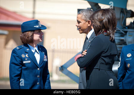 Col. Andrea Tullos, commander, 42nd Air Base Wing, saluta il presidente Barack Obama come egli arriva su Air Force One a Maxwell Air Force Base, sabato 7 marzo, 2015. Obama è atterrato a Maxwell a bordo uno marino per andare a Selma, Ala, a parlare in occasione del cinquantesimo anniversario commemora la Selma a Montgomery marzo per il diritto di voto. (US Air Force fotografia da Donna L. Burnett Foto Stock