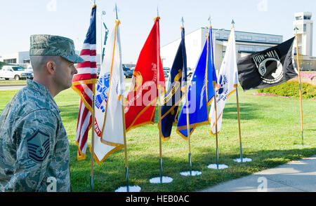 Master Sgt. Bryan McCoy, 436th Operations Support Squadron, sorge a parade di riposo durante il prigioniero di guerra/mancante nella cerimonia d'azione Settembre, 20, 2013, alla Dover Air Force Base, Del. McCoy era il maestro delle cerimonie per l'evento che ha onorato quelli elencati come MIA, POW, e coloro che sono stati recentemente rimpatriati. Roland Balik) Foto Stock