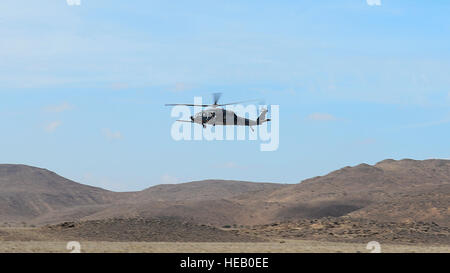 Un HH-60G Pave Hawk, 303Salvataggio Expeditionary Squadron (ERQS), proviene in per un veloce atterraggio a prelevare pararescuemen, ottantaduesima ERQS, e simulata di pazienti durante un combattimento di ricerca e salvataggio in esercizio il Gran Deserto Bara, Gibuti, Marzo 23, 2013. Il personale di esercizi di recupero sono condotte regolarmente a sostegno delle Combined Joint Task Force-Horn dell Africa. Il personale Sgt. Devin Doskey Foto Stock