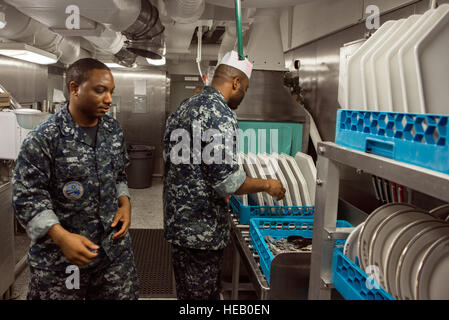 NEWPORT NEWS, Va. (sett. 23, 2015) - pre-commissioning unità Gerald Ford (CVN 78) Prima Classe Sottufficiali' membri della Associazione lavare i piatti in nave la cucina dopo un pasto. La 1a classe sottufficiali hanno mostrato il loro apprezzamento per la cucina del cibo agli operatori del servizio di presa in consegna che serve e pulitura dei dazi per la cucina personale. (U.S. La Marina di Massa specialista di comunicazione 1a classe Joshua Wahl Foto Stock