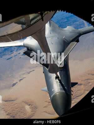 Un 340 Expeditionary Air Refuelling Squadron KC-135 Stratotanker refuels a B-1B Lancer sull'Afghanistan, Dic 22. Il B-1B, distribuito da Ellsworth Air Force Base, S.D., volò 26 bandiere degli Stati Uniti sull'Afghanistan per il Sandy Hook Scuola Elementare riprese in Connecticut durante la conduzione di missioni a sostegno dell'Operazione Enduring Freedom. (US Air Force foto/Staff Sgt. Ashley Reed) Foto Stock