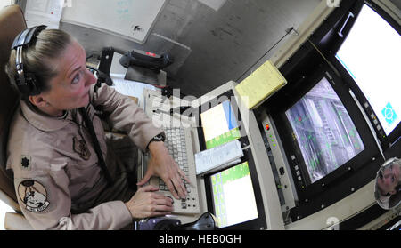 Lt. Col Debra Lee, 46th Expeditionary ricognizione e attacco comandante dello squadrone, vola un MQ-1 predatore, Feb. 13. L'intero sistema di Predator è costituita dalla massa del sistema di comando, un collegamento satellitare, personale e l'aereo. Lee è distribuito da Creech Air Force Base, Nev. ed è un nativo di Carroll, Iowa. Foto Stock