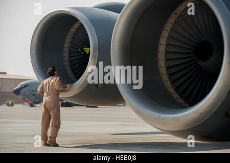 Il cap. Andy Alfiero esegue un controllo di preflight su un KC-135R Stratotanker in preparazione di una missione di rifornimento oltre il golfo Persico, il 30 agosto 2013. Alfiero è distribuito dal Maine Air National Guard. Egli è un 340 Expeditionary Air Refuelling Squadron pilota. Master Sgt. Ben Bloker) Foto Stock