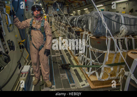 Stati Uniti Air Force Staff Sgt. Justin Volkman, 816th Airlift Expeditionary Squadron loadmaster, è pronto per eseguire una missione di airdrop su Afghanistan, 10 gennaio. Il loadmaster esegue i calcoli e i piani di carico e posizionamento del passeggero per mantenere il velivolo all'interno ammissibile del centro di gravità limiti durante tutto il volo. Volkman è distribuito dal XIV Airlift Squadron a base comune, Charleston S.C. Tech. Sgt. Dennis J. Henry Jr.) Foto Stock