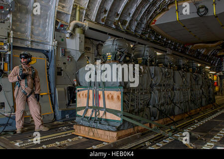 Stati Uniti Air Force Staff Sgt. Justin Volkman, 816th Airlift Expeditionary Squadron loadmaster, è pronto per eseguire una missione di airdrop su Afghanistan, 10 gennaio. Il loadmaster esegue i calcoli e i piani di carico e posizionamento del passeggero per mantenere il velivolo all'interno ammissibile del centro di gravità limiti durante tutto il volo. Volkman è distribuito dal XIV Airlift Squadron a base comune, Charleston S.C. Tech. Sgt. Dennis J. Henry Jr.) Foto Stock