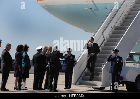 Stati Uniti Il presidente Barack Obama si diparte Air Force One all'arrivo a MacDill Air Force Base, 28 genn. Obama e il Vicepresidente Biden sbarcati a MacDill a Tampa, Florida, prima dello svolgimento di un municipio in stile-riunione all'Università di Tampa. Tech Sgt Tanika Belfield Foto Stock