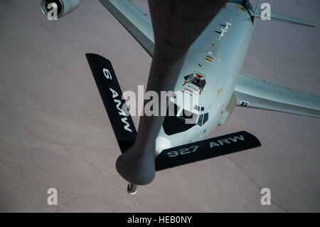 Un'E-3 Sentry (AWACS) si avvicina al braccio di rifornimento durante una missione in Iraq il 31 maggio 2016. Avieri dal 340 le orecchie di un rifornimento di carburante E-3 Sentry sull Iraq, a sostegno delle Combined Joint Task Force-Operation inerenti a risolvere. Gli Stati Uniti e più di 60 i partner della coalizione lavorano insieme per eliminare il gruppo terroristico ISIL e la minaccia che essi rappresentano per l'Iraq e la Siria. Il personale Sgt. Larry E. Reid Jr., rilasciato) Foto Stock