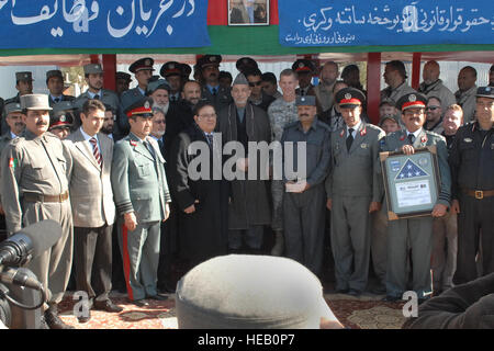 Il Presidente afgano Hamid Karzai, centro Afghan Ministro della difesa S.E. Abdul Rahim Wardak, a Karzai anteriore destro, Afghan Ministro degli interni di S.E. Mohammad Hanif Atmar, al Presidente Karzai è di destra, seconda riga, la forza internazionale di assistenza alla sicurezza Commander gen. Stanley McChrystal al Presidente Karzai a sinistra, si riuniscono per una foto di gruppo durante il Presidente Karzai visita alla centrale di Training Center, Kabul, Afghanistan. Il Presidente Karzai ha salutato i membri della polizia nazionale afgana e visto la formazione durante una visita alla CTC. Foto Stock