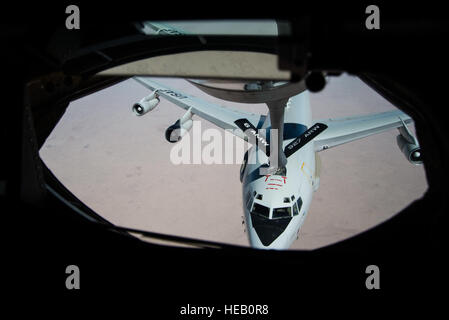 Un'E-3 Sentry (AWACS) refuels sull Iraq il 31 maggio 2016. Avieri dal 340 le orecchie di un rifornimento di carburante E-3 Sentry sull Iraq, a sostegno delle Combined Joint Task Force-Operation inerenti a risolvere. Gli Stati Uniti e più di 60 i partner della coalizione lavorano insieme per eliminare il gruppo terroristico ISIL e la minaccia che essi rappresentano per l'Iraq e la Siria. Il personale Sgt. Larry E. Reid Jr., rilasciato) Foto Stock