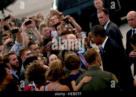 Il presidente Barack Obama, in primo piano a destra, saluta U.S. aviatori e dei loro familiari durante una visita alla Nellis Air Force Base, Nev., Agosto 21, 2012. Obama ha parlato di istruzione a Canyon Springs High School durante la sua visita nella zona di Las Vegas. Airman 1. Classe Daniel Hughes Foto Stock