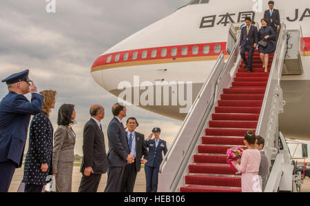 Primo Ministro del Giappone Shinzō Abe e Akie Abe arrivano alla base comune Andrews, Md., 27 aprile 2015. Col. Lawrence Havird, 89gruppo Manutenzione commander (salutando) e Caroline Kennedy, U.S. Ambasciatore in Giappone e figlia dell'ex-presidente John F. Kennedy, erano presenti a salutare Abe, in occasione della sua visita in America per incontrarsi con i funzionari del governo qui circa una nuova fase in Giappone-delle relazioni con gli Stati Uniti. Senior Master Sgt. Kevin Wallace Foto Stock